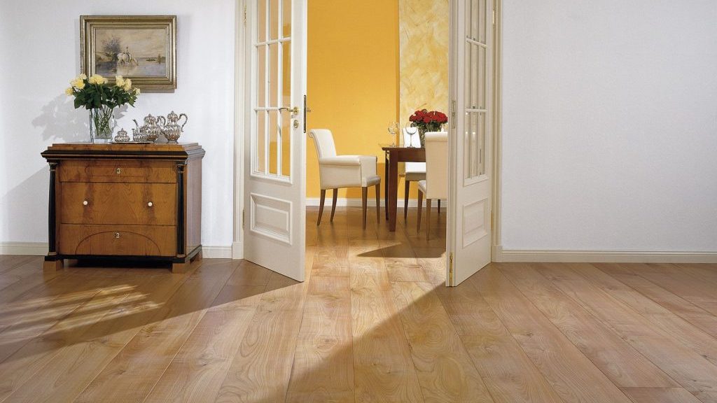 Massive Holzdielen aus Kirsche oder Eiche sind ein ökologischer, gesunder und robuster Fußboden für Wohnzimmer oder Esszimmer